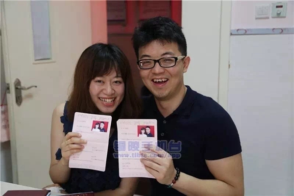 Chen Mengge, left, and Zhou Si, right, show their marriage certificate on Aug 18. [Photo from web]