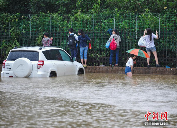 Heavy rainfall hits central China's Wuhan in Hubei province on June 1, 2016, resulting in serious flooding in the downtown area. [Photo: Chinanews.com] 