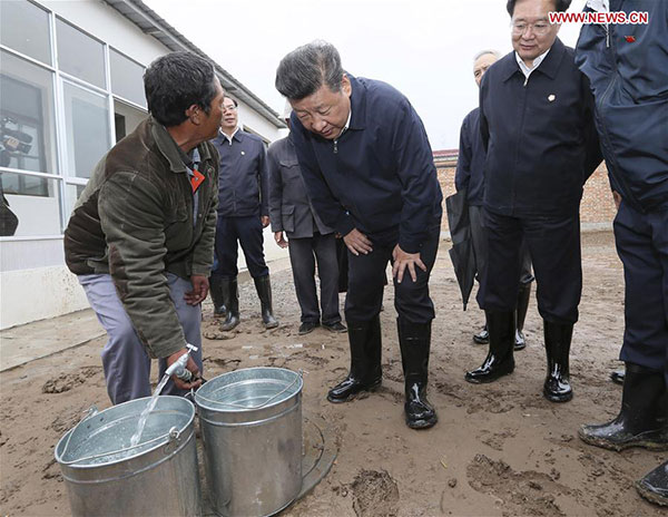 Chinese President Xi Jinping learns about the use of running water at the new house of villager Lyu Youzhang in Wushi Township of Huzhu Tu Autonomous County in Haidong, Qinghai province, Aug 23, 2016. [Photo/Xinhua] 