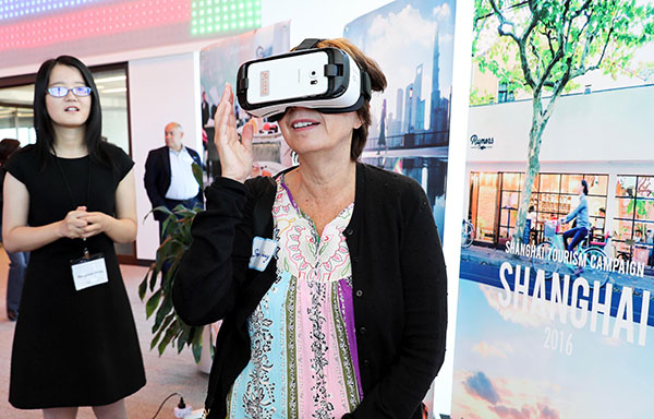 A visitor watches a promotional video for Shanghai using virtual reality technology, in New York on Tuesday. [Photo/Xinhua]