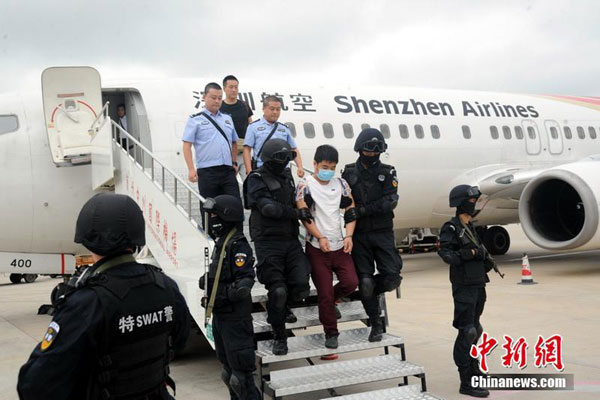  An economic fugitive surnamed Chen is repatriated from Vietnam to Lanzhou under police escort. [File photo: Chinanews.com]