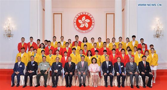 Guests pose for a group photo with members of a delegation of Chinese mainland Olympians during a banquet held by the government of Hong Kong Special Administrative Region to welcome the delegation, in Hong Kong, south China, Aug. 27, 2016. [Photo/Xinhua]