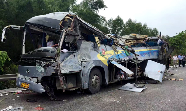 The damaged bus was pulled to the side of the highway after the accident.[Photo/China Daily]