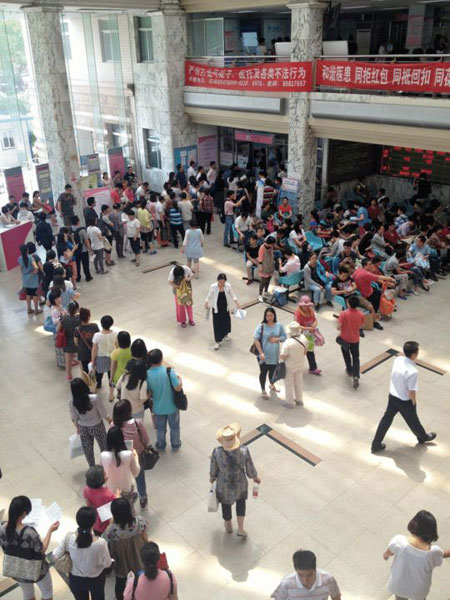 People wait in queue for registration at a hospital. [File photo: sohu.com]