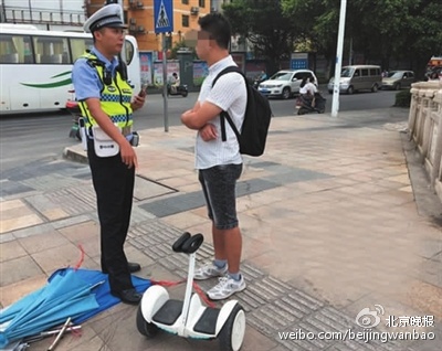 Starting on Monday, people riding electric scooters on public roads will be fined 10 yuan (US$1.50) and told to stay off the road in Beijing. The ban applies to one- and two-wheeled self-balancing scooters as well. [File photo]