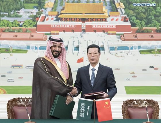 Chinese Vice Premier Zhang Gaoli (R) and Saudi Arabia's Deputy Crown Prince Mohammed bin Salman, also the country's defense minister, sign 17 cooperative agreements after the first meeting of a high-level steering committee for coordinating bilateral cooperation between China and Saudi Arabia in Beijing, capital of China, Aug. 30, 2016. [Photo/Xinhua]