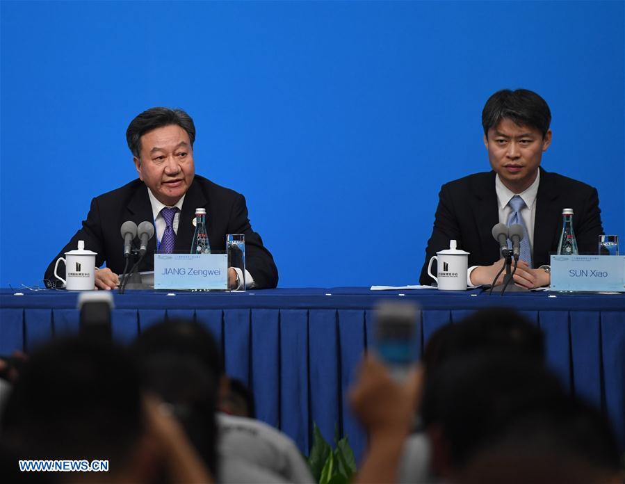 Jiang Zengwei (L), Chair of the Business 20 (B20) China and head of China Council for the Promotion of International Trade (CCPIT), speaks at a press conference of the B20 summit in Hangzhou, capital of east China's Zhejiang Province, Sept. 1, 2016. [Xinhua]