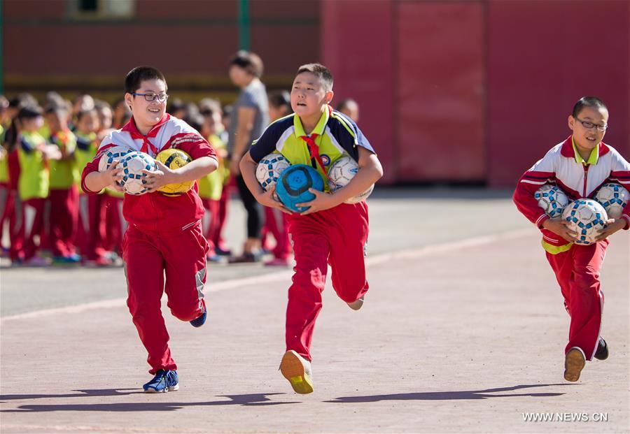 Students play games at Tongshunjie Primary School in Yuquan District of Hohhot, capital of north China&apos;s Inner Mongolia Autonomous Region, Sept. 2, 2016. Activities were held at Tongshunjie Primary School on Friday to help students quickly adapt themselves to the new school life. (Xinhua/Ding Genhou) 