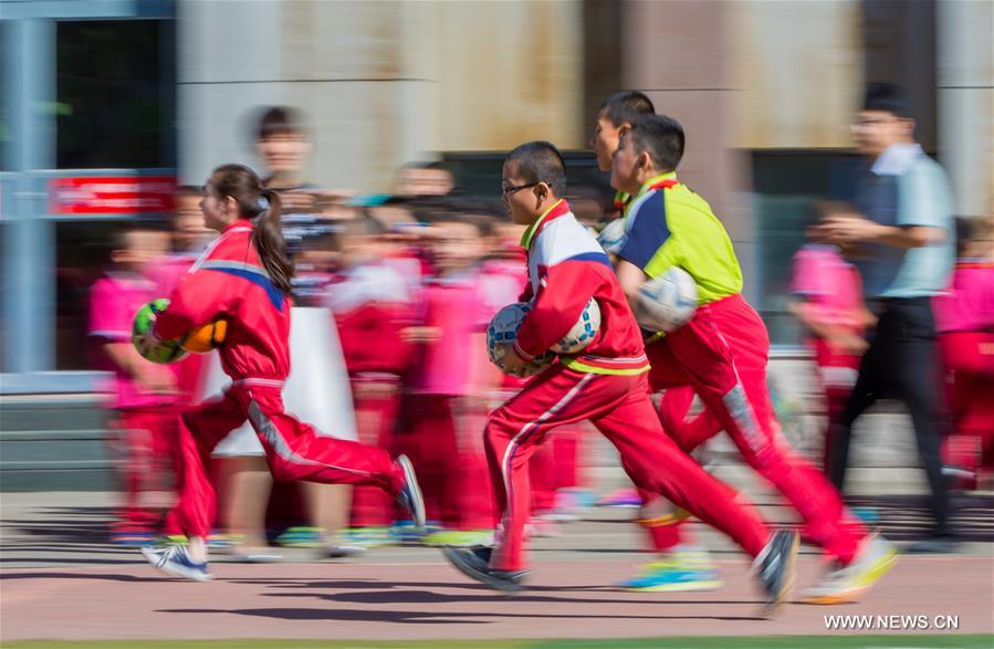 Students play games at Tongshunjie Primary School in Yuquan District of Hohhot, capital of north China&apos;s Inner Mongolia Autonomous Region, Sept. 2, 2016. Activities were held at Tongshunjie Primary School on Friday to help students quickly adapt themselves to the new school life. (Xinhua/Ding Genhou) 