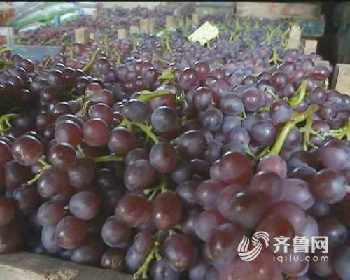 Seedless grapes at Milukuang village in Shandong Province experience dull sales. (Photo/iqilu.com)