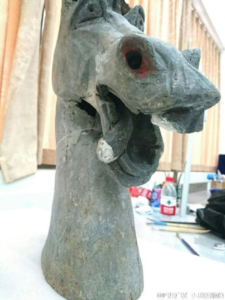 A ceramic horse of ancient China's Han Dynasty about 1800 years ago is under repair recently in Sanxingdui Museum, southwest China's Sichuan province. [Photo: Weibo]