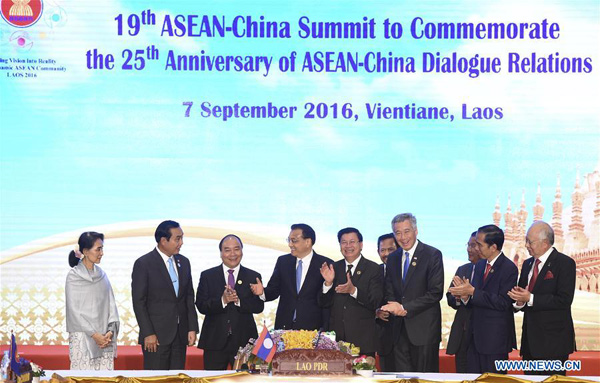 Chinese Premier Li Keqiang (4th L), Laotian Prime Minister Thongloun Sisoulith (5th L) and Singaporean Prime Minister Lee Hsien Loong (4th R) cut a commemorative cake as they attend a ceremony to commemorate the 25th anniversary of the establishment of China-ASEAN dialogue relations, in Vientiane, Laos, Sept. 7, 2016. (Xinhua/Gao Jie) 