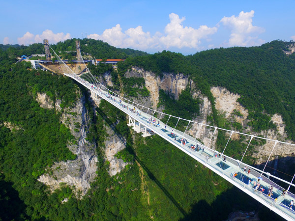 A view of the 430-meter glass-bottom bridge in Zhangjiajie, Hunan province, in August. [Shao Ying/For China Daily]