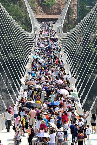 Tourists pack the bridge on Aug 20. The bridge was averaging more than 10,000 visitors a day.[Shao Ying/For China Daily] 
