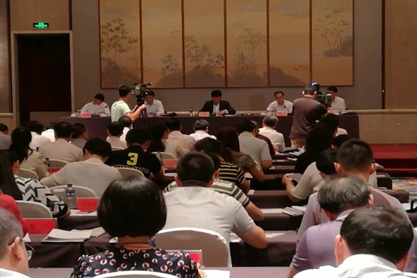 A symposium on streamlining the application of work permits for foreigners was held from September 8 to 9 in Tianjin, the municipality piloting reform of the administrative registration for foreigners in search of jobs in China. The double-track work permits, including the border entrance work permit and foreign experts work permit for overseas employees in China, will soon be incorporated into one application system. [Photo: by Wu Jin/ China.org.cn]