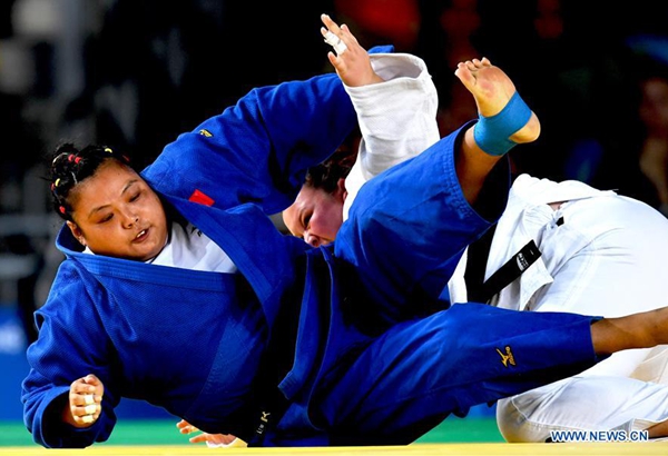 Yuan Yanping (L) of China competes with Khayitjon Alimova of Uzbekistan during the Women's Judo +70KG gold medal contest of Rio 2016 Paralympic Games in Rio de Janeiro, Brazil, Sept. 10, 2016. Yuan Yanping won the gold. (Xinhua)