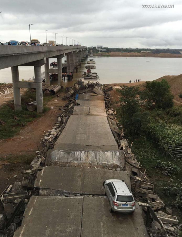 The collapsed bridge is seen in Taihe County, east China's Jiangxi Province, Sept. 11, 2016. The Taihe old bridge collapsed on Sunday, with several cars crushed while casualties were not yet known. [Xinhua]