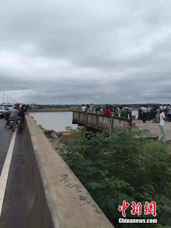 The collapsed bridge is seen in Taihe County, east China's Jiangxi Province, Sept. 11, 2016. [China News Service]