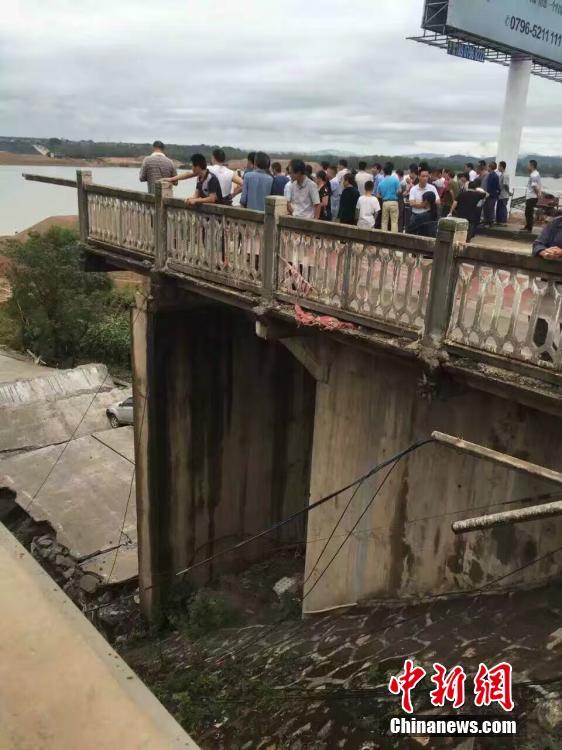 The collapsed bridge is seen in Taihe County, east China's Jiangxi Province, Sept. 11, 2016. [China News Service]