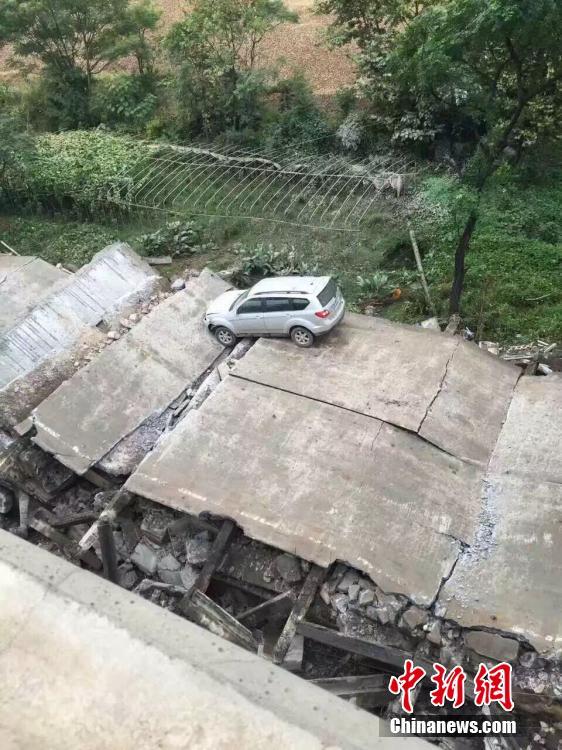 The collapsed bridge is seen in Taihe County, east China's Jiangxi Province, Sept. 11, 2016. [China News Service]