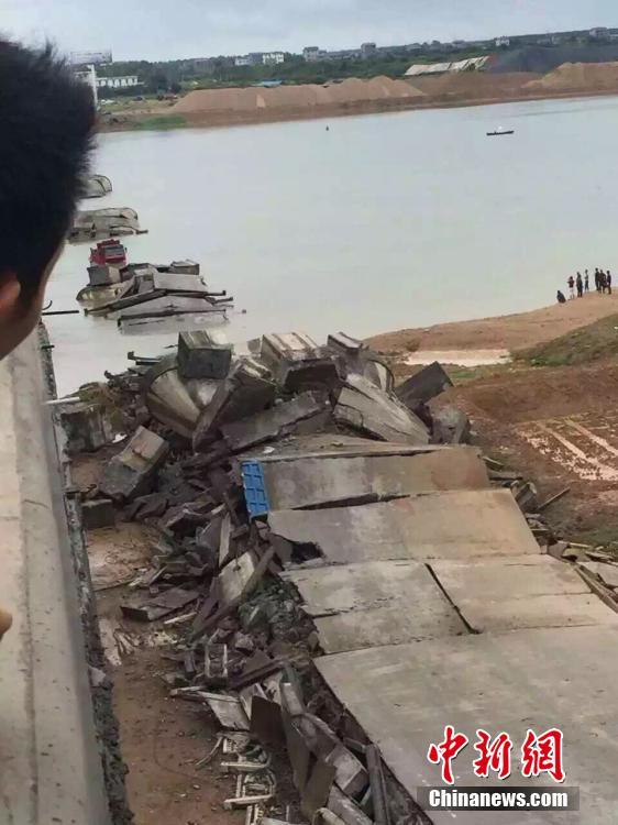 The collapsed bridge is seen in Taihe County, east China's Jiangxi Province, Sept. 11, 2016. [China News Service]