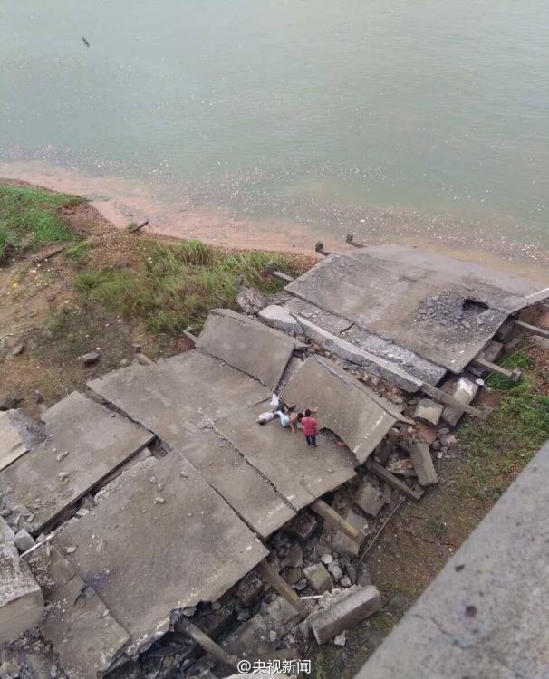 The collapsed bridge is seen in Taihe County, east China's Jiangxi Province, Sept. 11, 2016. [CCTV]