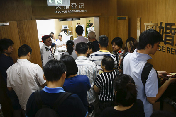A divorce registration office of the Shanghai Civil Affairs Bureau is bombarded by couples on Aug 30. [Photo/China Daily]