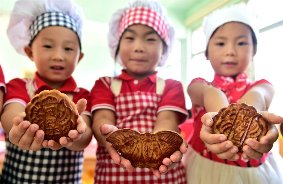 Children make moon cakes to greet MidAutumn Festival