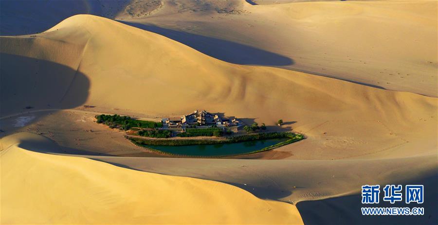 Dunhuang City in Gansu Province boasts the tourist sites of the Mingsha Mountain, the Yueya Spring and the Mogao Grottoes.