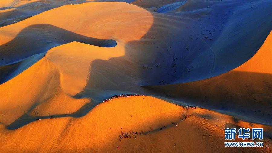 Dunhuang City in Gansu Province boasts the tourist sites of the Mingsha Mountain, the Yueya Spring and the Mogao Grottoes.