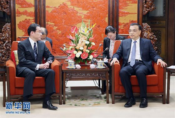 Chinese Premier Li Keqiang meets with Japanese Foreign Minister Fumio Kishida in Beijing on Saturday afternoon. [Photo/Xinhua]