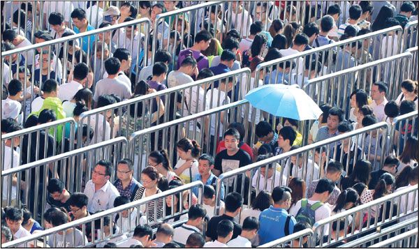 Commuters line up to enter the Tiantongyuan North Subway Station in Beijing at about 7:30 am. Located between the Fifth and Sixth Ring Roads, the station is crowded during the morning rush hour as local residents head to work downtown. [Photo / China Daily]