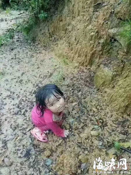 When the girl was found, she was quite weak. [Photo: Hxnews.com]