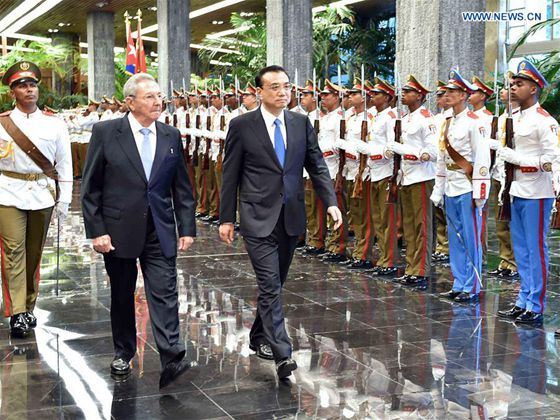Cuban President Raul Castro holds a welcoming ceremony for Chinese Premier Li Keqiang (R) before their talks in Havana, Cuba, Sept. 24, 2016. [Photo/Xinhua]