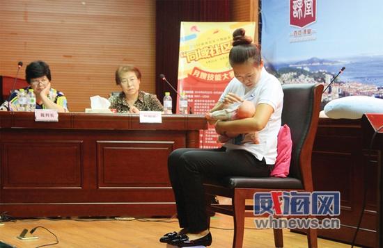  Liu Shuo, a highly-educated young maternity matron, shows her baby care skills during a maternity matron skill competition in Weihai of east China's Shandong province on Sunday, September 25, 2016. [Photo: Weihai Evening News]