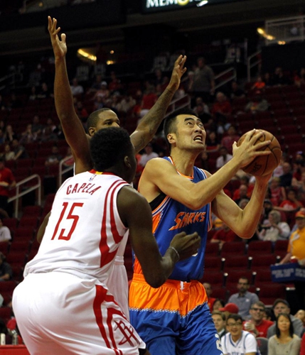 The visiting Shanghai Sharks loses the NBA pre-season game against the Houston Rockets 94-131 at the Toyota Center, Oct. 2, 2016. [Xinhua]