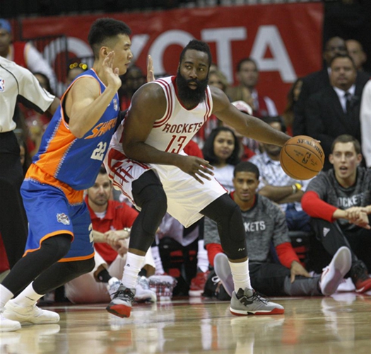The visiting Shanghai Sharks loses the NBA pre-season game against the Houston Rockets 94-131 at the Toyota Center, Oct. 2, 2016. [Xinhua]