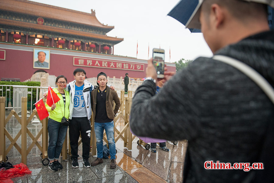 Many tourists still choose to come to visit the Tian'anmen Rostrum and the Tian'anmen Square despite rainy weather on Oct. 4, 2016, the fourth day of the National Day Golden Week (Oct. 1-7). [Photo by Chen Boyuan / China.org.cn]