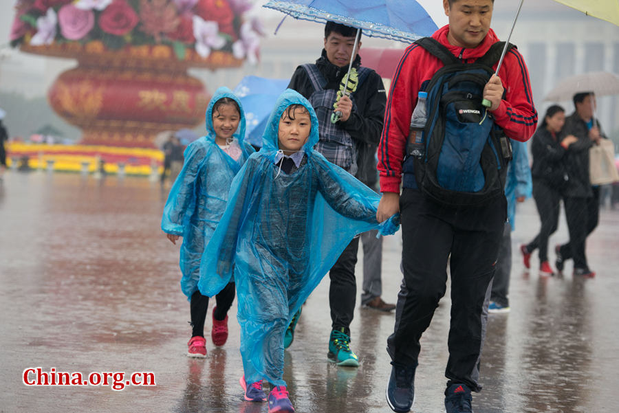 Many tourists still choose to come to visit the Tian'anmen Rostrum and the Tian'anmen Square despite rainy weather on Oct. 4, 2016, the fourth day of the National Day Golden Week (Oct. 1-7). [Photo by Chen Boyuan / China.org.cn]