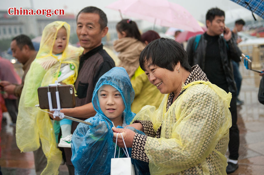 Many tourists still choose to come to visit the Tian'anmen Rostrum and the Tian'anmen Square despite rainy weather on Oct. 4, 2016, the fourth day of the National Day Golden Week (Oct. 1-7). [Photo by Chen Boyuan / China.org.cn]