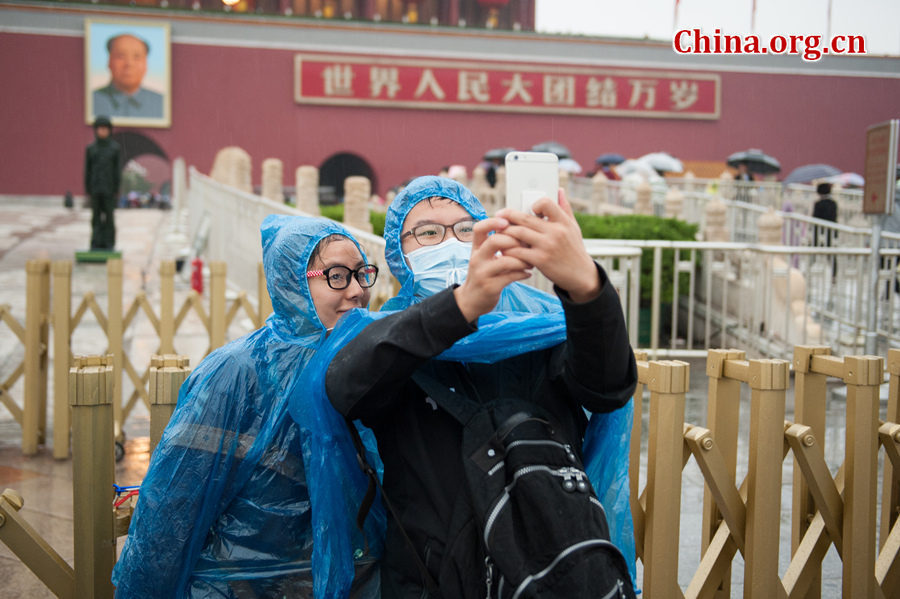 Many tourists still choose to come to visit the Tian'anmen Rostrum and the Tian'anmen Square despite rainy weather on Oct. 4, 2016, the fourth day of the National Day Golden Week (Oct. 1-7). [Photo by Chen Boyuan / China.org.cn]