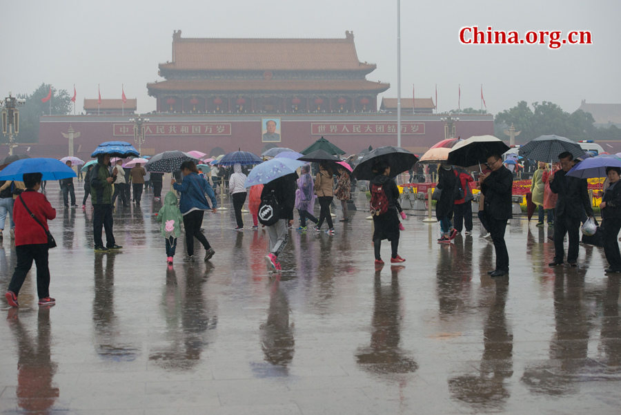 Many tourists still choose to come to visit the Tian'anmen Rostrum and the Tian'anmen Square despite rainy weather on Oct. 4, 2016, the fourth day of the National Day Golden Week (Oct. 1-7). [Photo by Chen Boyuan / China.org.cn]