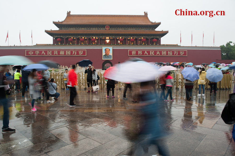 Many tourists still choose to come to visit the Tian'anmen Rostrum and the Tian'anmen Square despite rainy weather on Oct. 4, 2016, the fourth day of the National Day Golden Week (Oct. 1-7). [Photo by Chen Boyuan / China.org.cn]