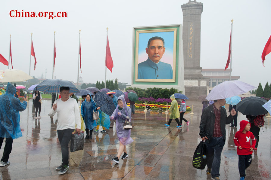 Many tourists still choose to come to visit the Tian'anmen Rostrum and the Tian'anmen Square despite rainy weather on Oct. 4, 2016, the fourth day of the National Day Golden Week (Oct. 1-7). [Photo by Chen Boyuan / China.org.cn]