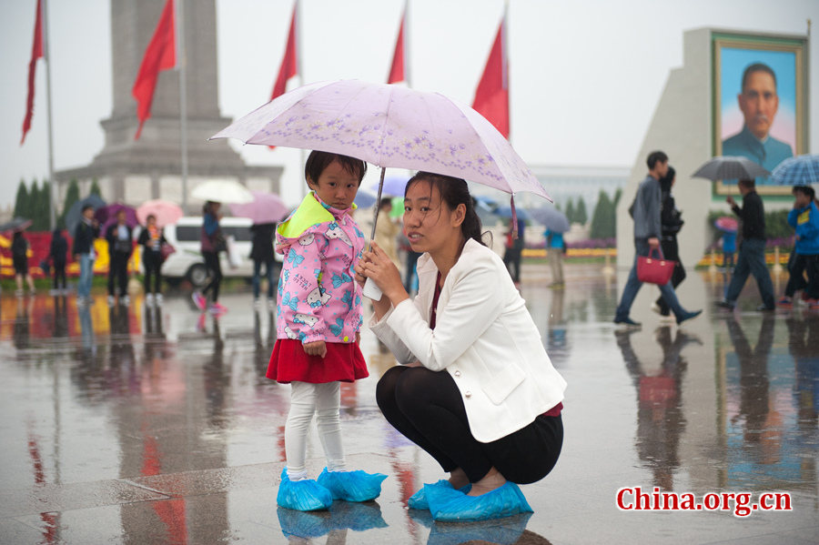 Many tourists still choose to come to visit the Tian'anmen Rostrum and the Tian'anmen Square despite rainy weather on Oct. 4, 2016, the fourth day of the National Day Golden Week (Oct. 1-7). [Photo by Chen Boyuan / China.org.cn]