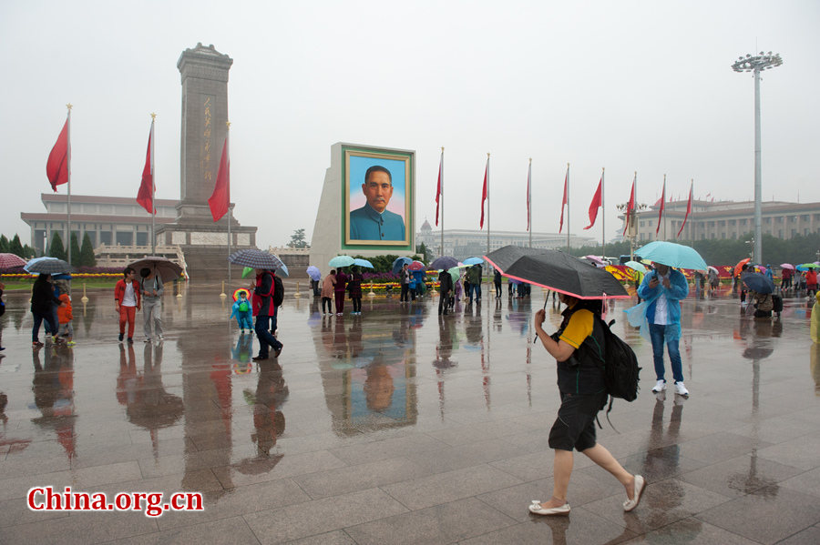 Many tourists still choose to come to visit the Tian'anmen Rostrum and the Tian'anmen Square despite rainy weather on Oct. 4, 2016, the fourth day of the National Day Golden Week (Oct. 1-7). [Photo by Chen Boyuan / China.org.cn]