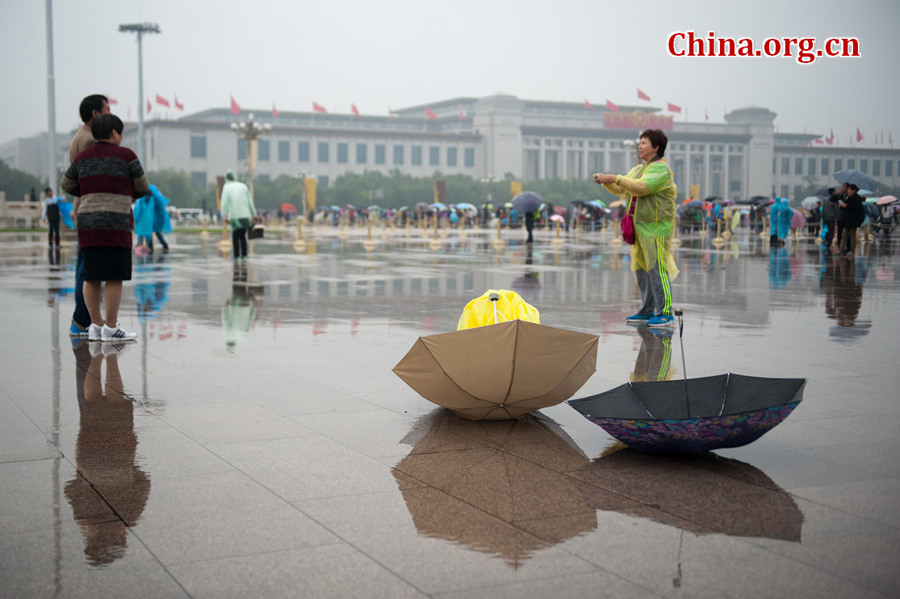 Many tourists still choose to come to visit the Tian'anmen Rostrum and the Tian'anmen Square despite rainy weather on Oct. 4, 2016, the fourth day of the National Day Golden Week (Oct. 1-7). [Photo by Chen Boyuan / China.org.cn]