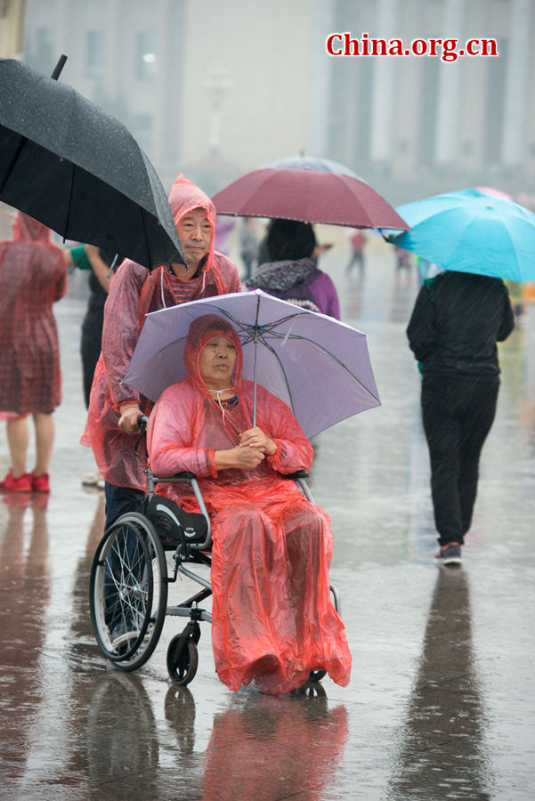 Many tourists still choose to come to visit the Tian'anmen Rostrum and the Tian'anmen Square despite rainy weather on Oct. 4, 2016, the fourth day of the National Day Golden Week (Oct. 1-7). [Photo by Chen Boyuan / China.org.cn]