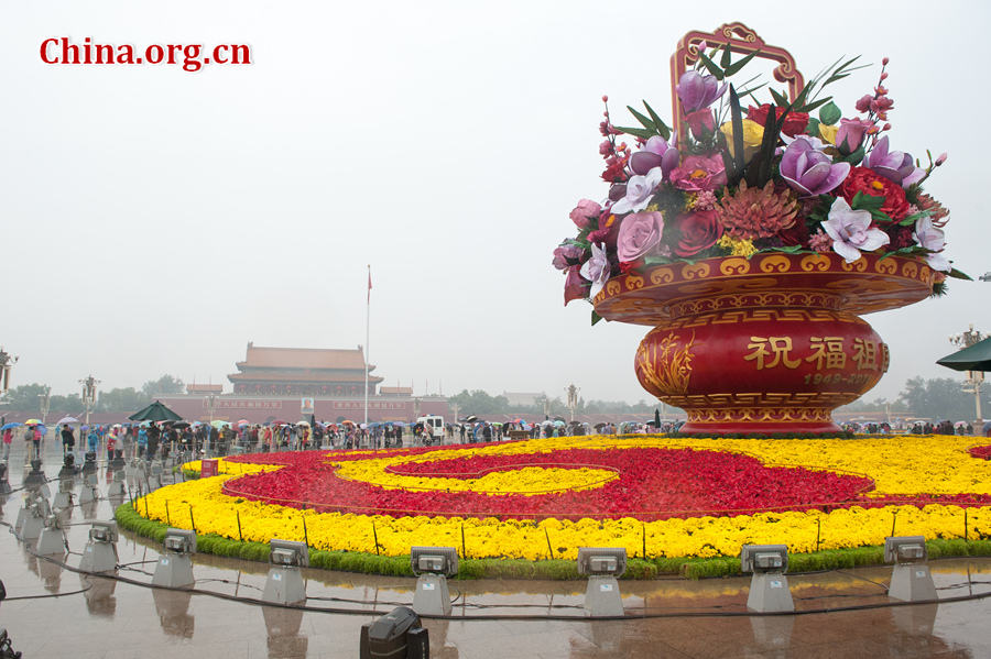 Many tourists still choose to come to visit the Tian'anmen Rostrum and the Tian'anmen Square despite rainy weather on Oct. 4, 2016, the fourth day of the National Day Golden Week (Oct. 1-7). [Photo by Chen Boyuan / China.org.cn]