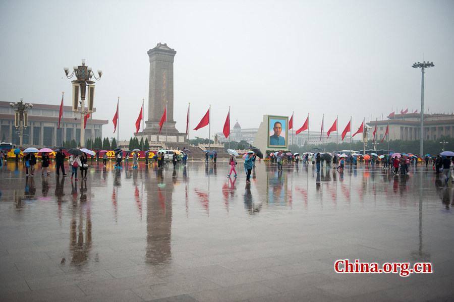 Many tourists still choose to come to visit the Tian'anmen Rostrum and the Tian'anmen Square despite rainy weather on Oct. 4, 2016, the fourth day of the National Day Golden Week (Oct. 1-7). [Photo by Chen Boyuan / China.org.cn]